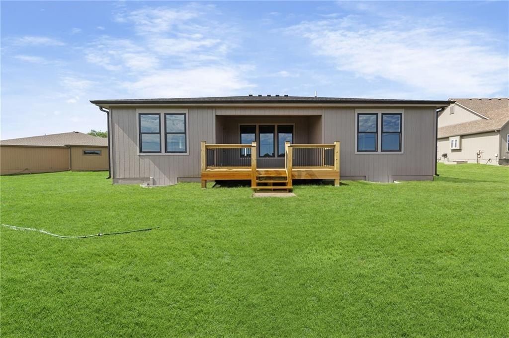 1205 Cottonwood Court. Paola, KS 66071