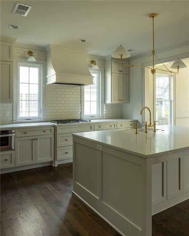 4810 W 69Th Terrace. Prairie Village, KS 66208