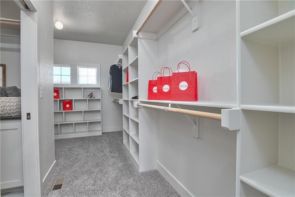 24615 W 60Th Terrace. Shawnee, KS 66226