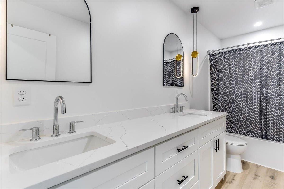 113 S Sycamore. Valley Center, KS 67147