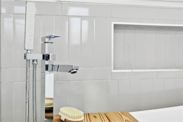 108 Jaguar Drive. Arabi, LA 70032