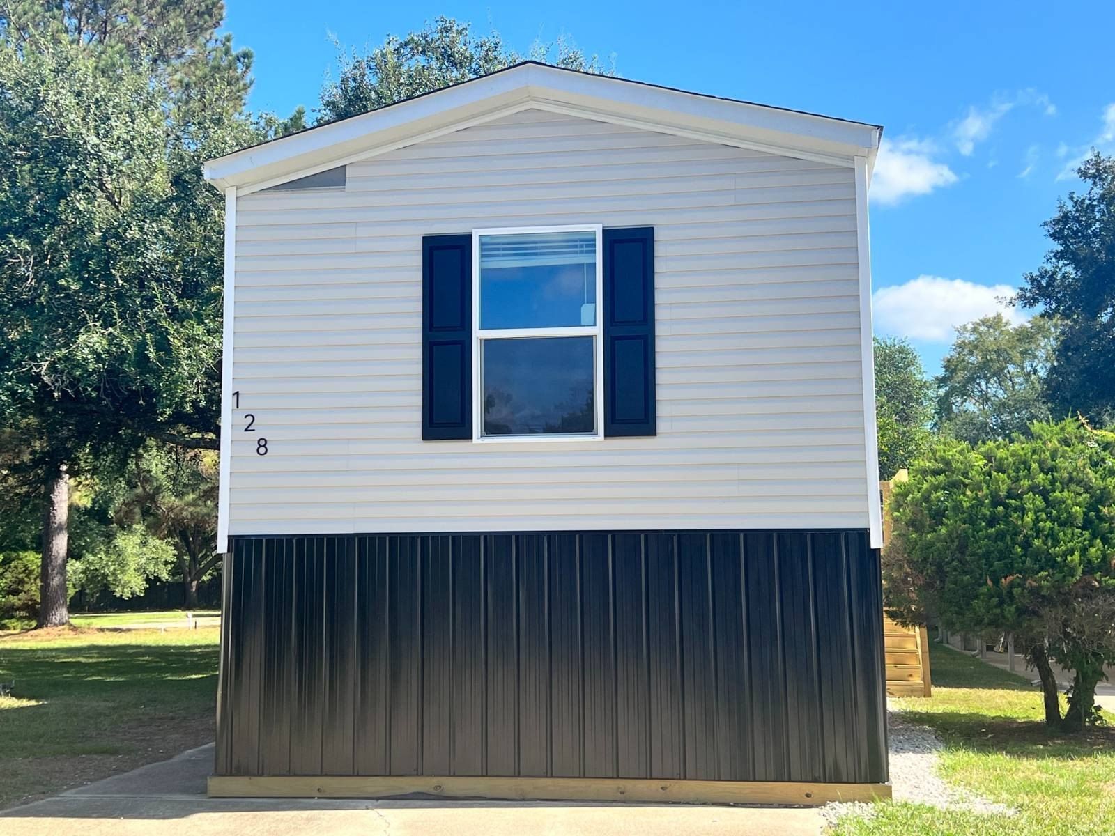 5885 Lavey Lane. Baker, LA 70714