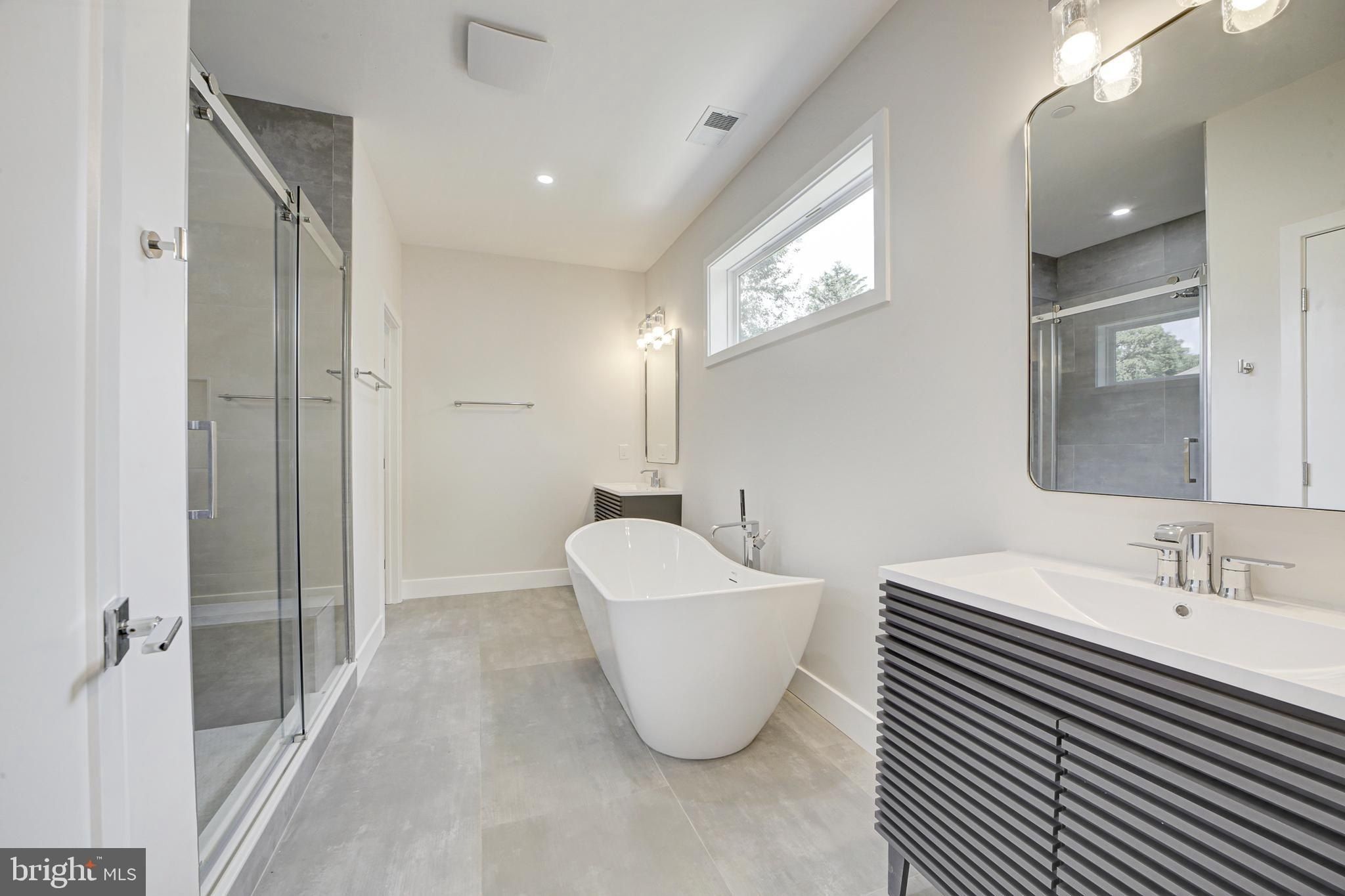 10032 Sinnott. Bethesda, MD 20817