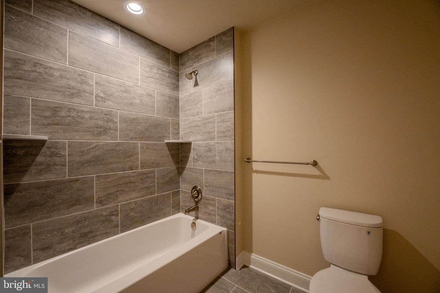 1712 Botanical Ct 22. Sykesville, MD 21784