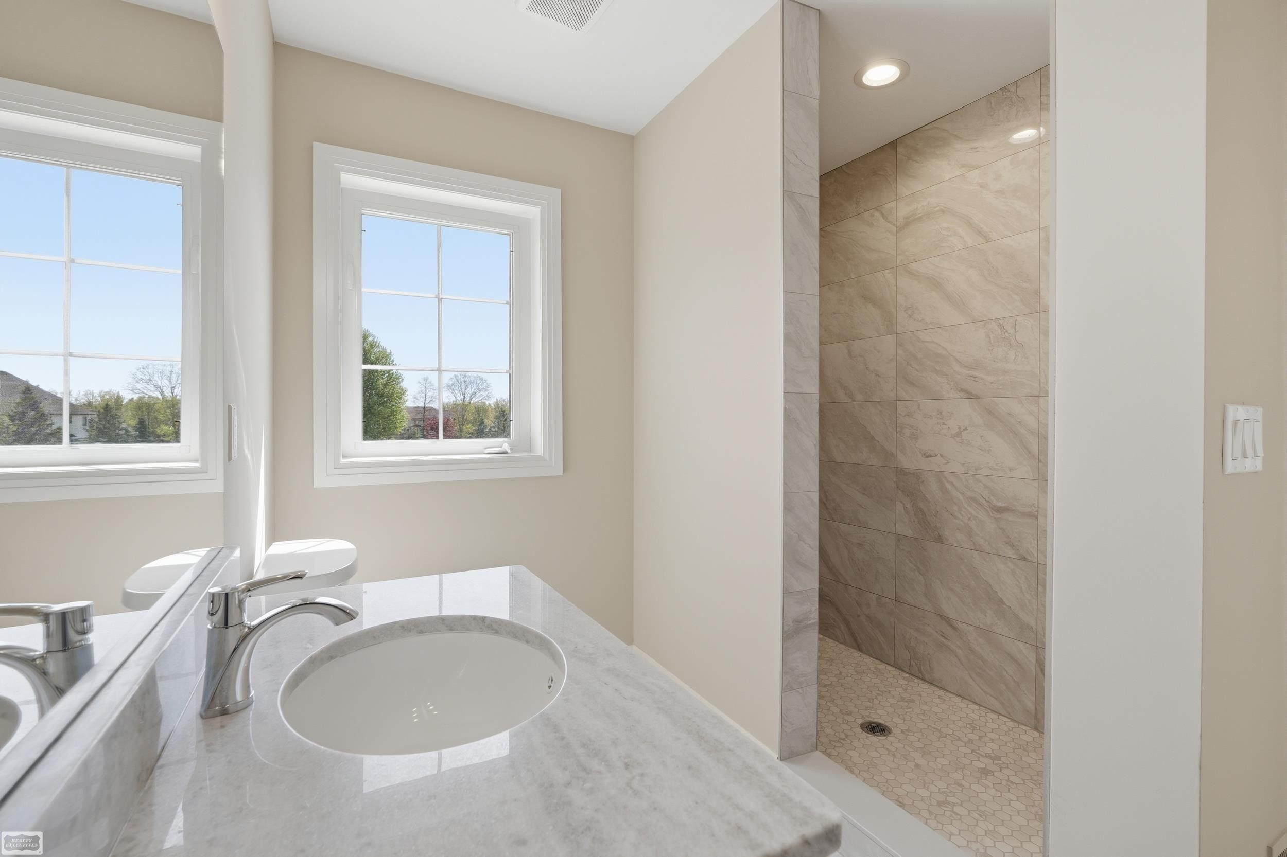 54679 White Pine Lane. Shelby Twp, MI 48315