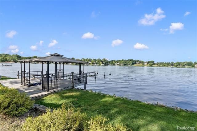 01879 Long Pointe Drive. Bloomfield Hills, MI 48302