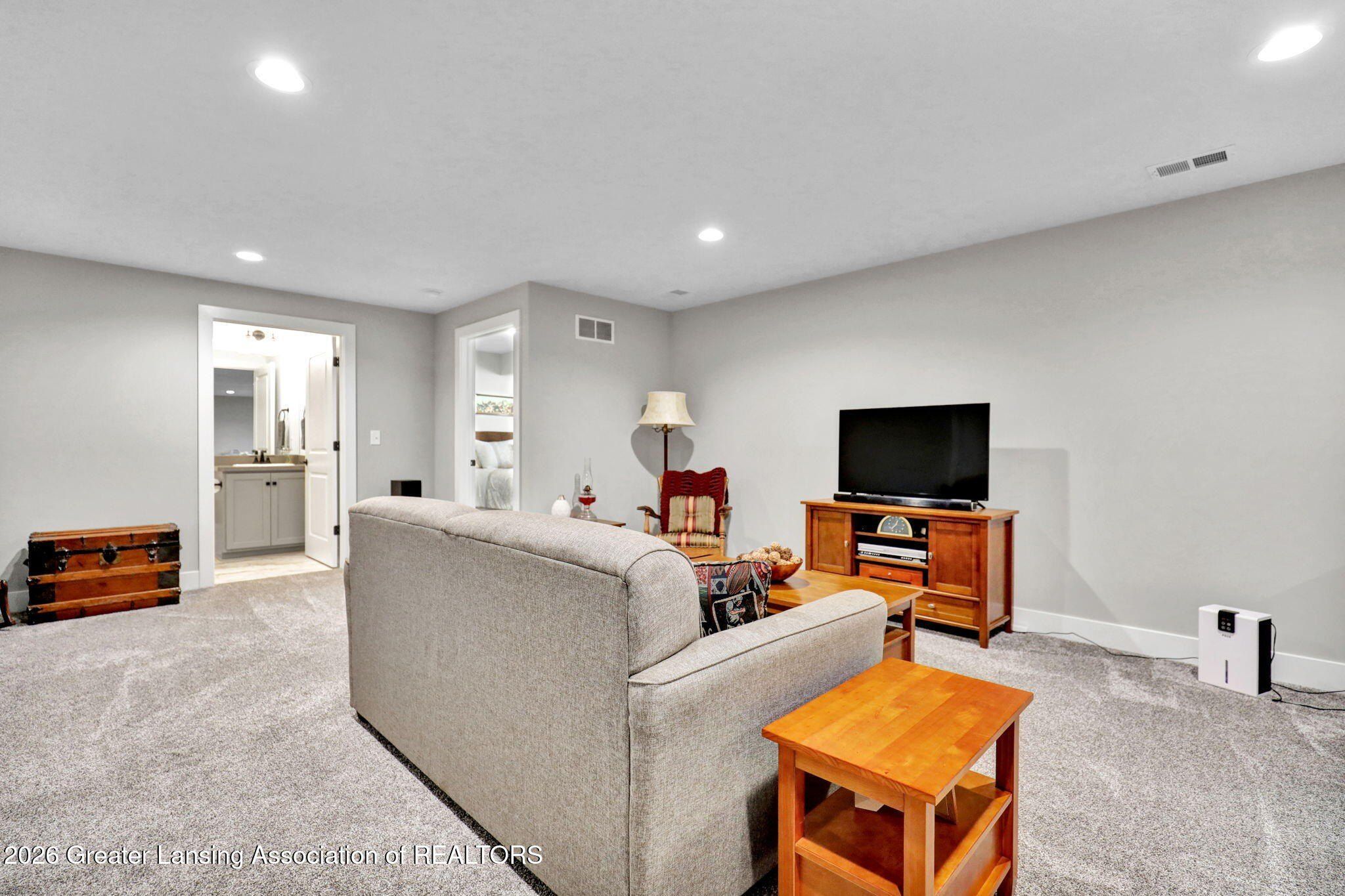 1139 Peninsula Drive. Grand Ledge, MI 48837
