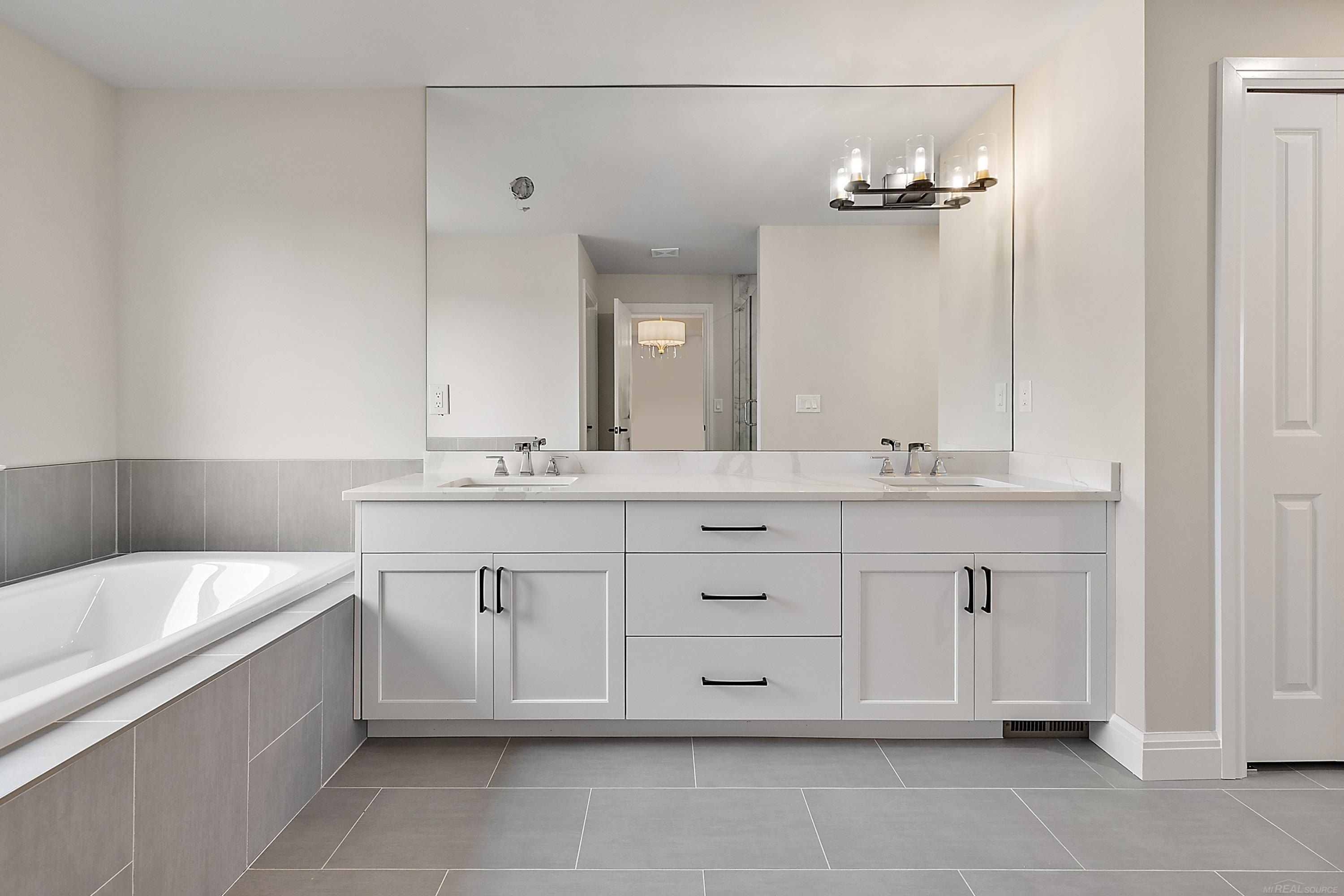 14106 Quail View. Washington Twp, MI 48094