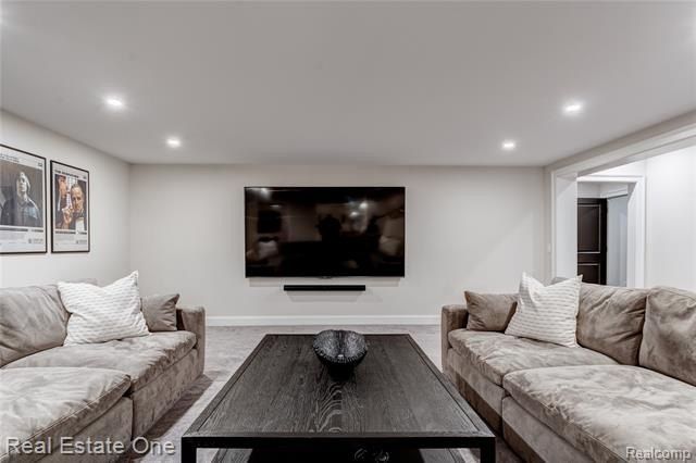 3370 Bloomcrest Drive. Bloomfield Hills, MI 48304