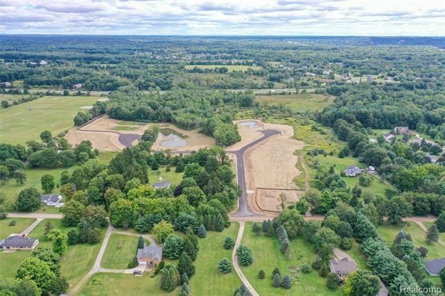 10310 Sweetheart Lane. Brighton, MI 48114