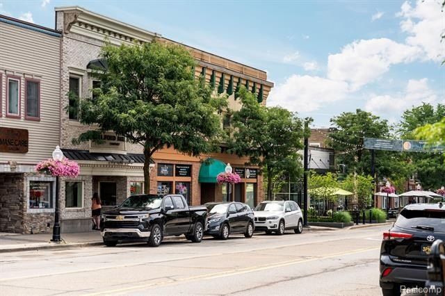 518 Village Lane. Milford, MI 48381