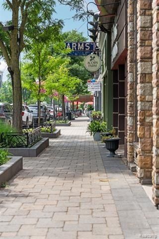 518 Village Lane. Milford, MI 48381