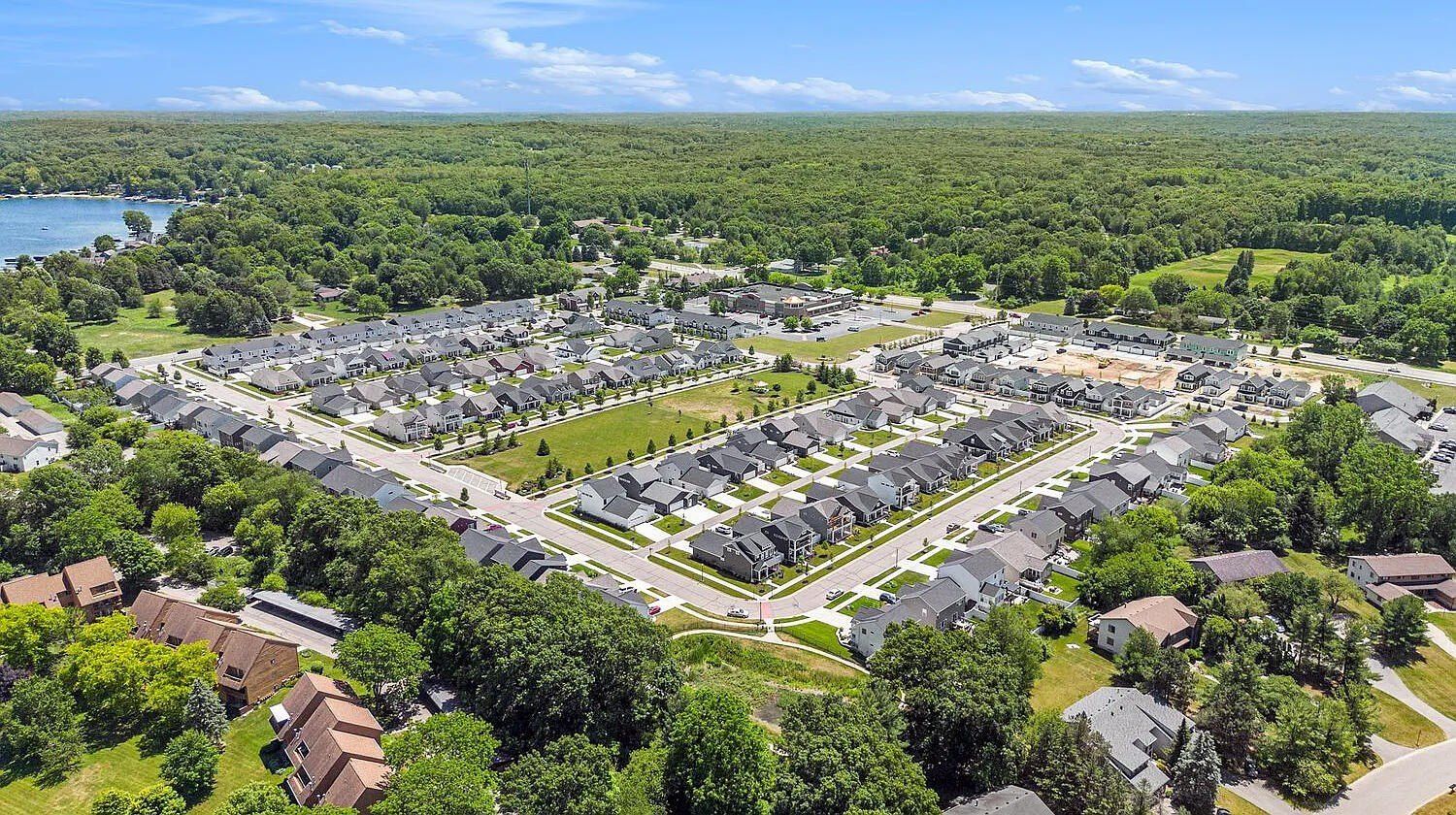 6870 Old Town Square Ne. Rockford, MI 49341