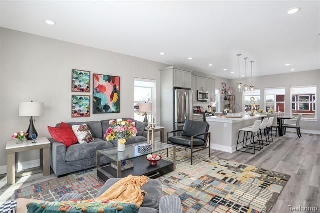 807 Balmoral Ln. Troy, MI 48085