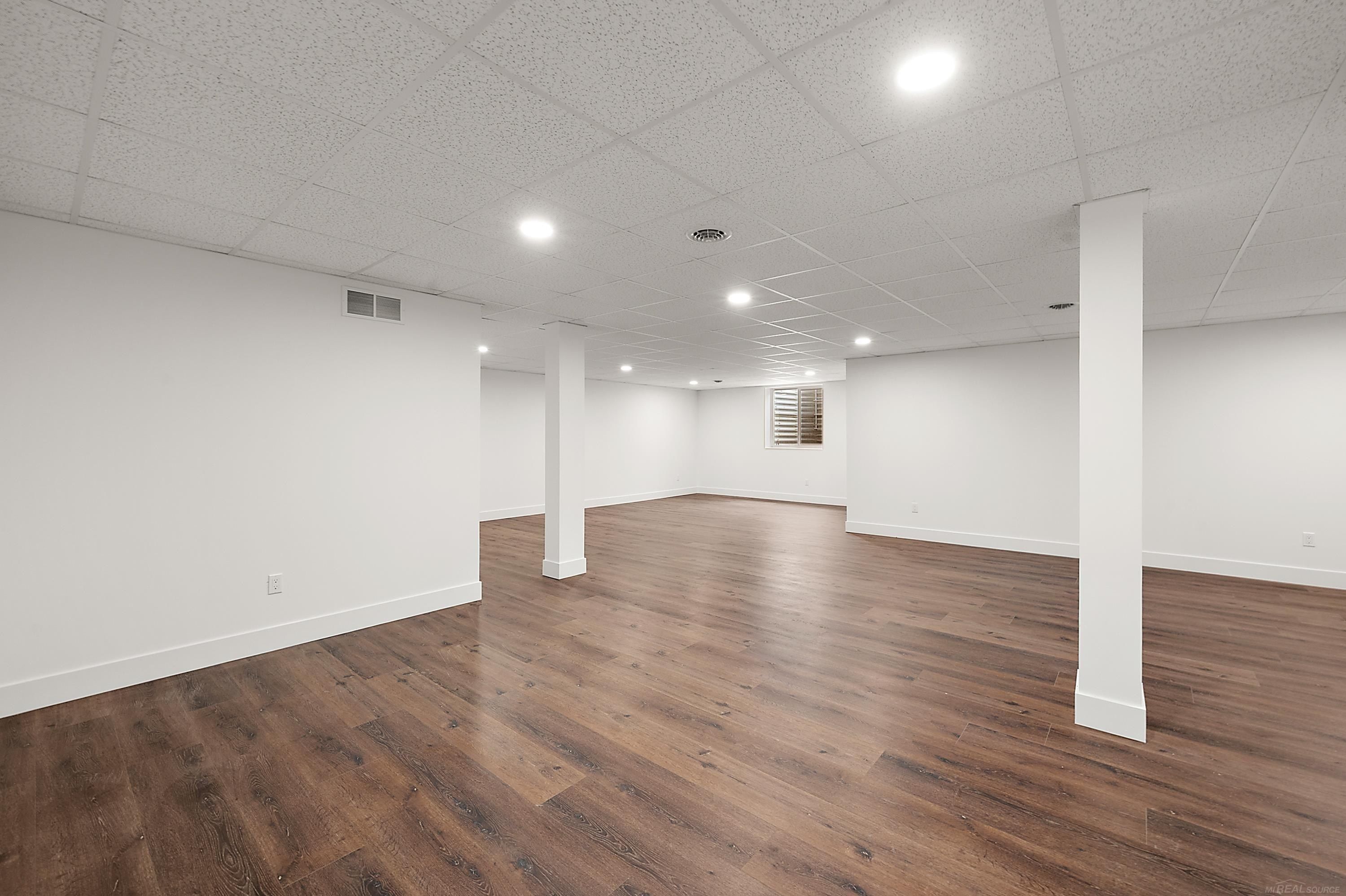 5944 Willow Grove. Troy, MI 48085