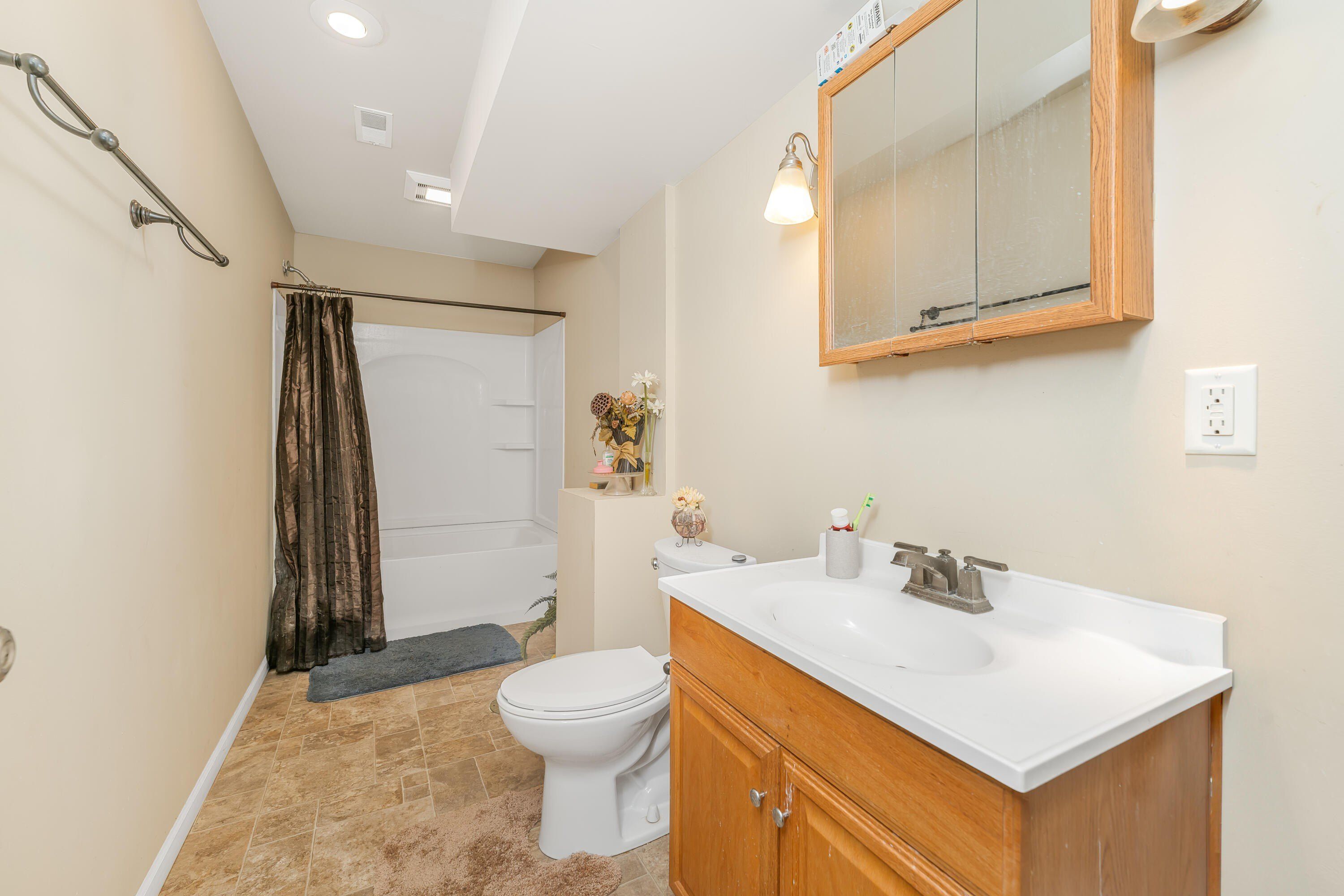 1524 Darlington Trail. Kalamazoo, MI 49009