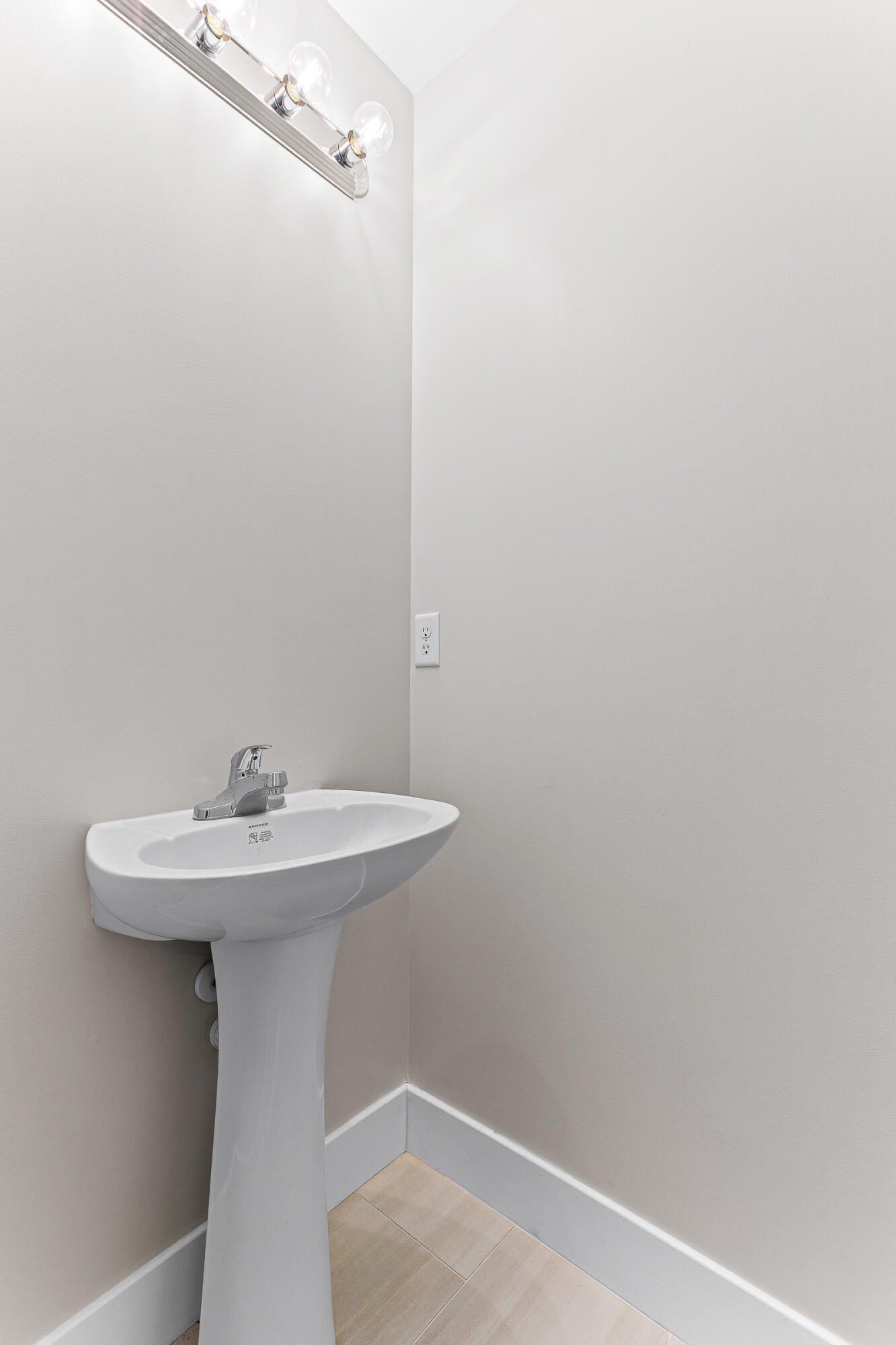 1104 Tecumseh Avenue. Waterford, MI 48327