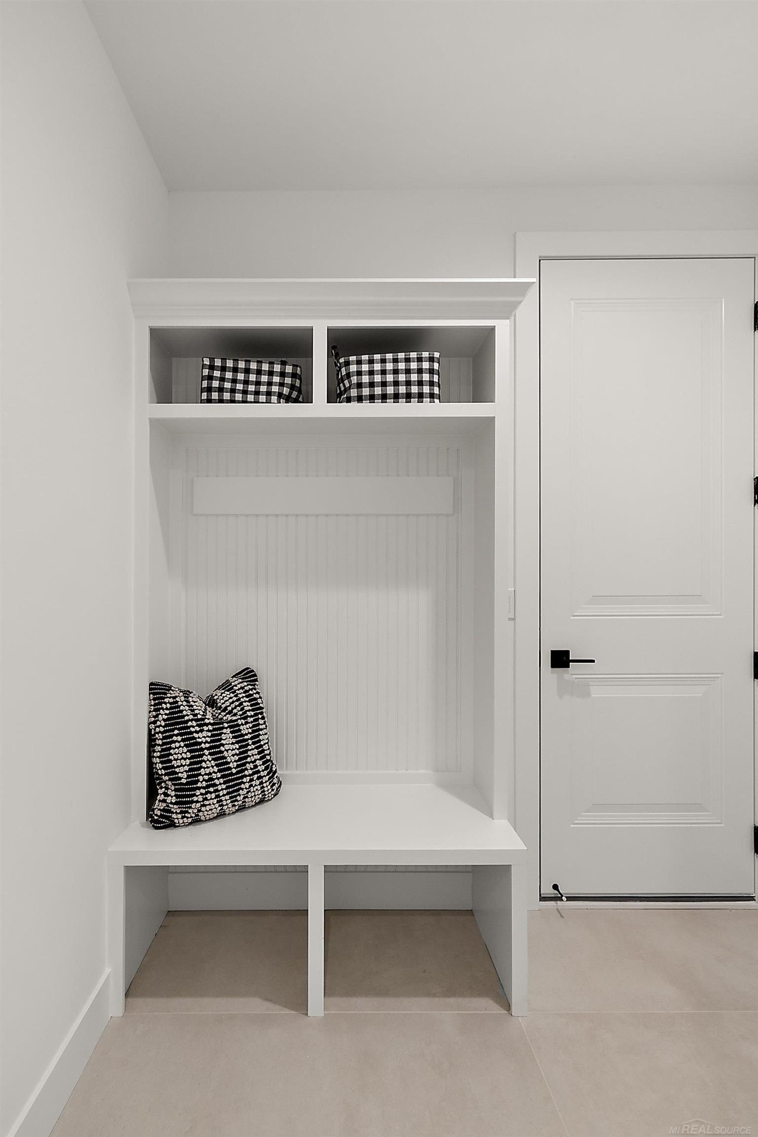 5926 Everton. Troy, MI 48085