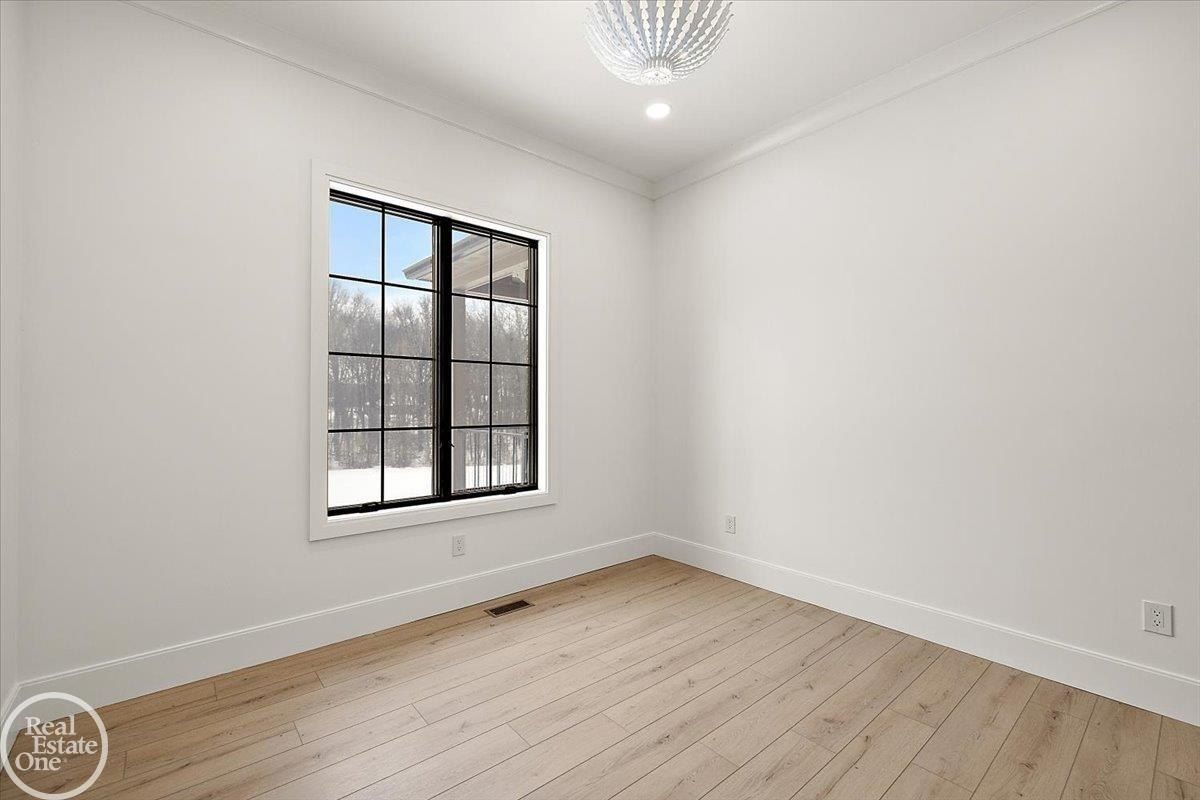 11182 Karen D. Bruce, MI 48065