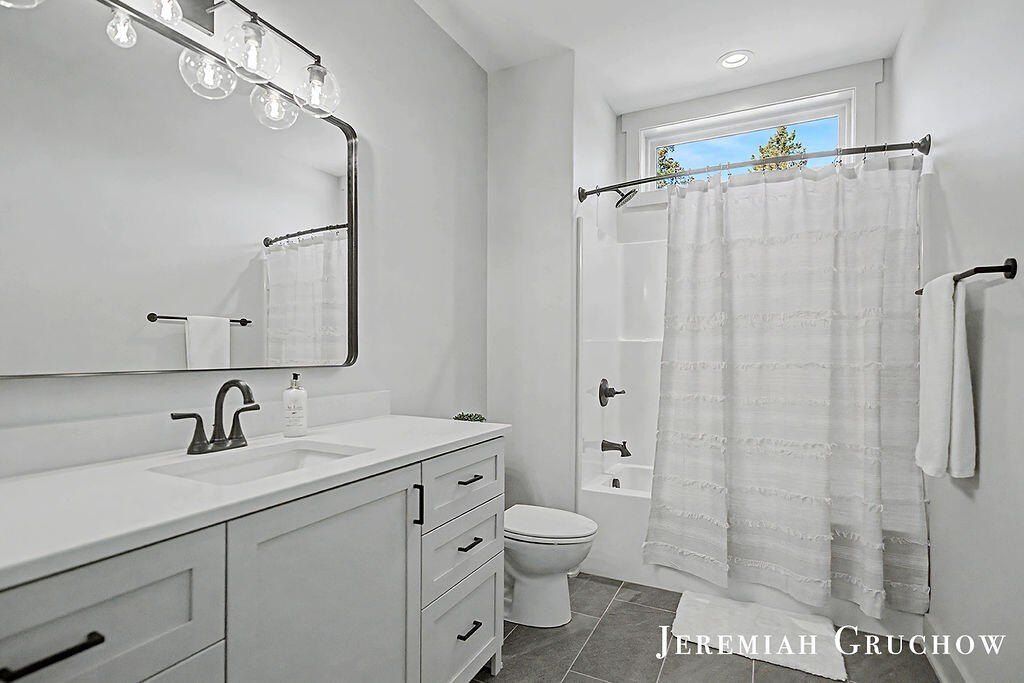 2160 Engleside Drive Se. Grand Rapids, MI 49546