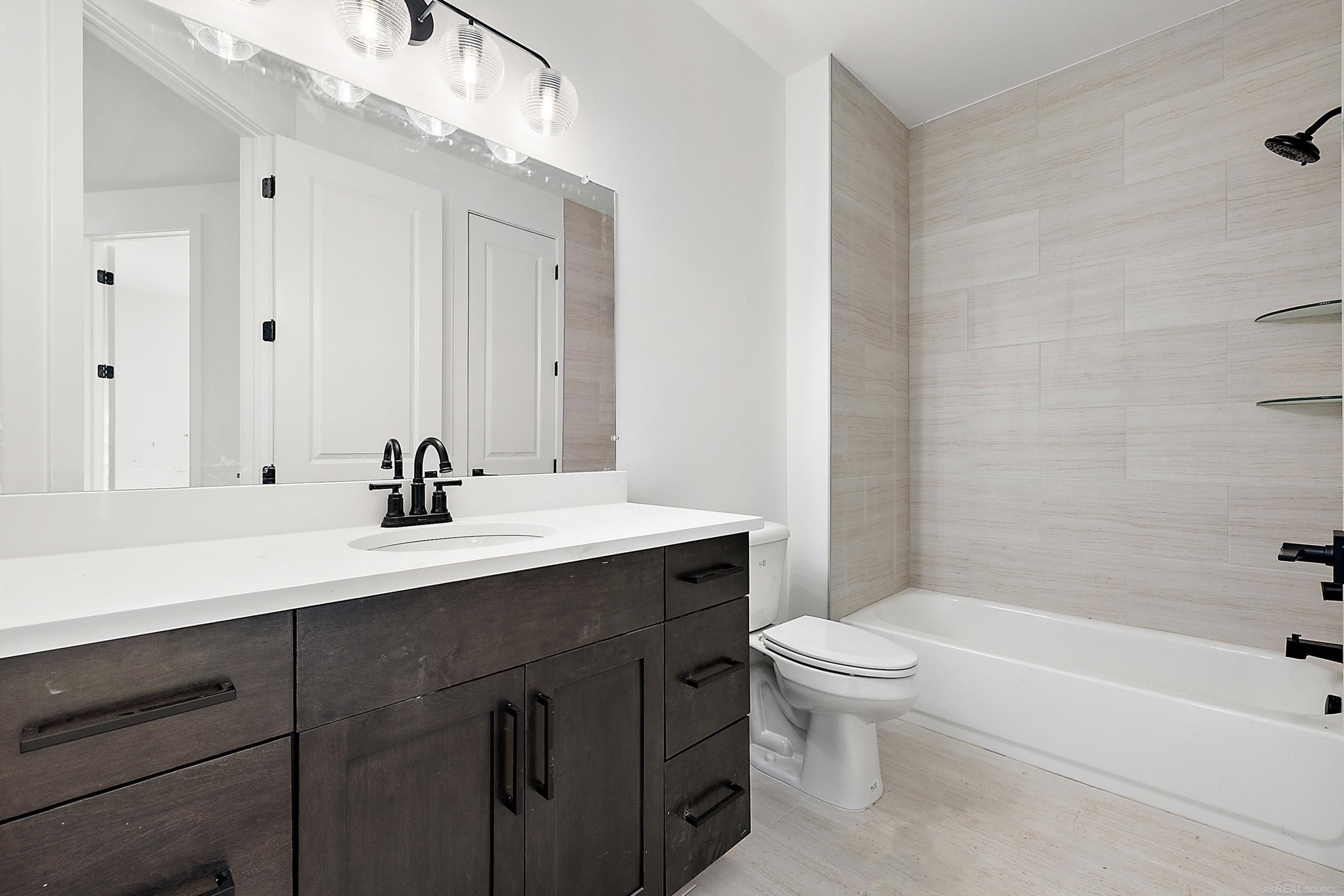 5872 Willow Grove. Troy, MI 48085