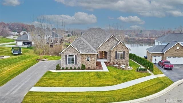 690 Willow Lake Court. Oxford, MI 48371