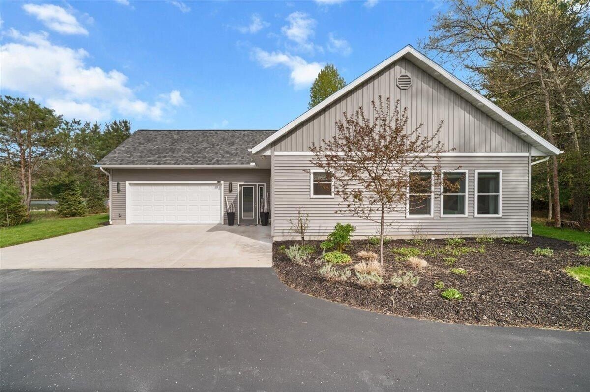 6619 Donegal Court. Canadian Lakes, MI 49346