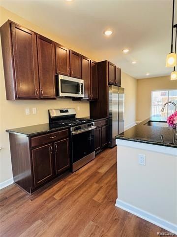 824 Huntley Lane. Troy, MI 48085