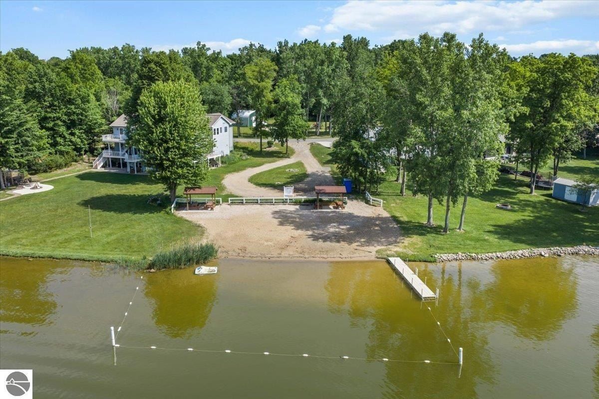 10234 Lakeside Drive. Perrinton, MI 48871