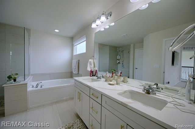 2785 Trillium Hills Drive. Commerce Twp, MI 48382