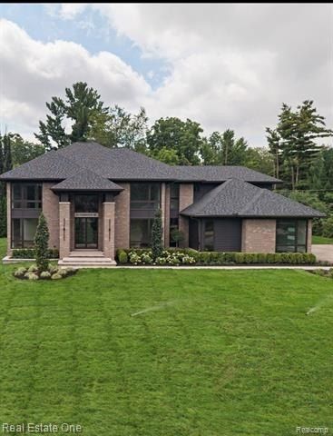 933 Robinhood Road. Bloomfield Twp, MI 48304