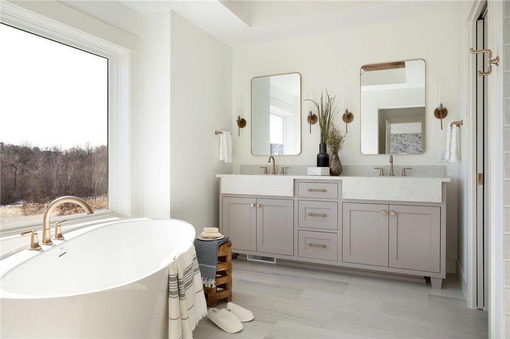 18995 Maple Lane. Deephaven, MN 55331