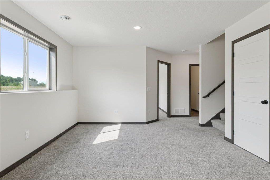 21346 Cottonwood Street Nw. Oak Grove, MN 55011