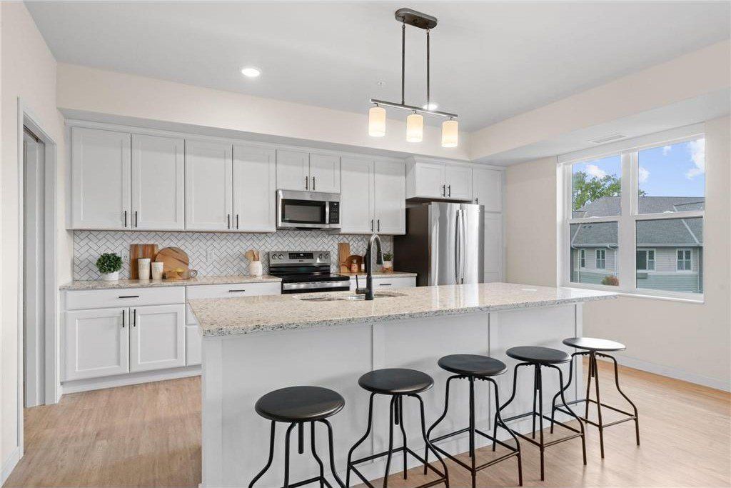 1875 E Shore Drive. Maplewood, MN 55109