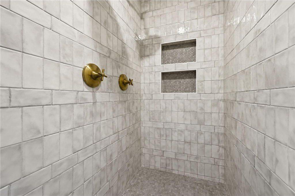 380 Laurel Curve. Golden Valley, MN 55426