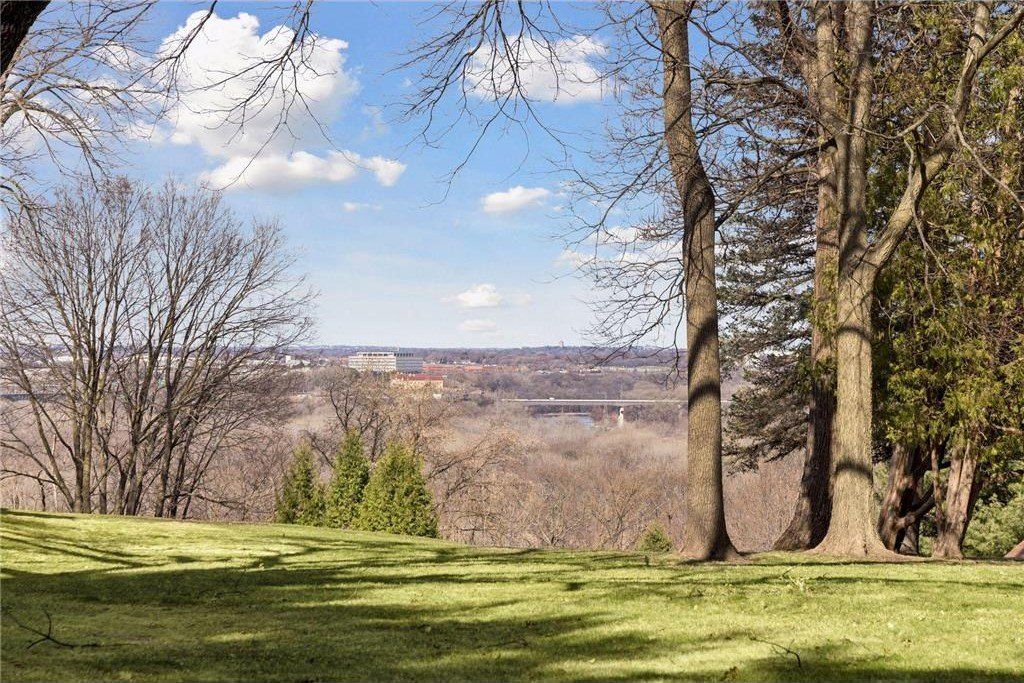 18Xx Hunter Lane. Mendota Heights, MN 55118