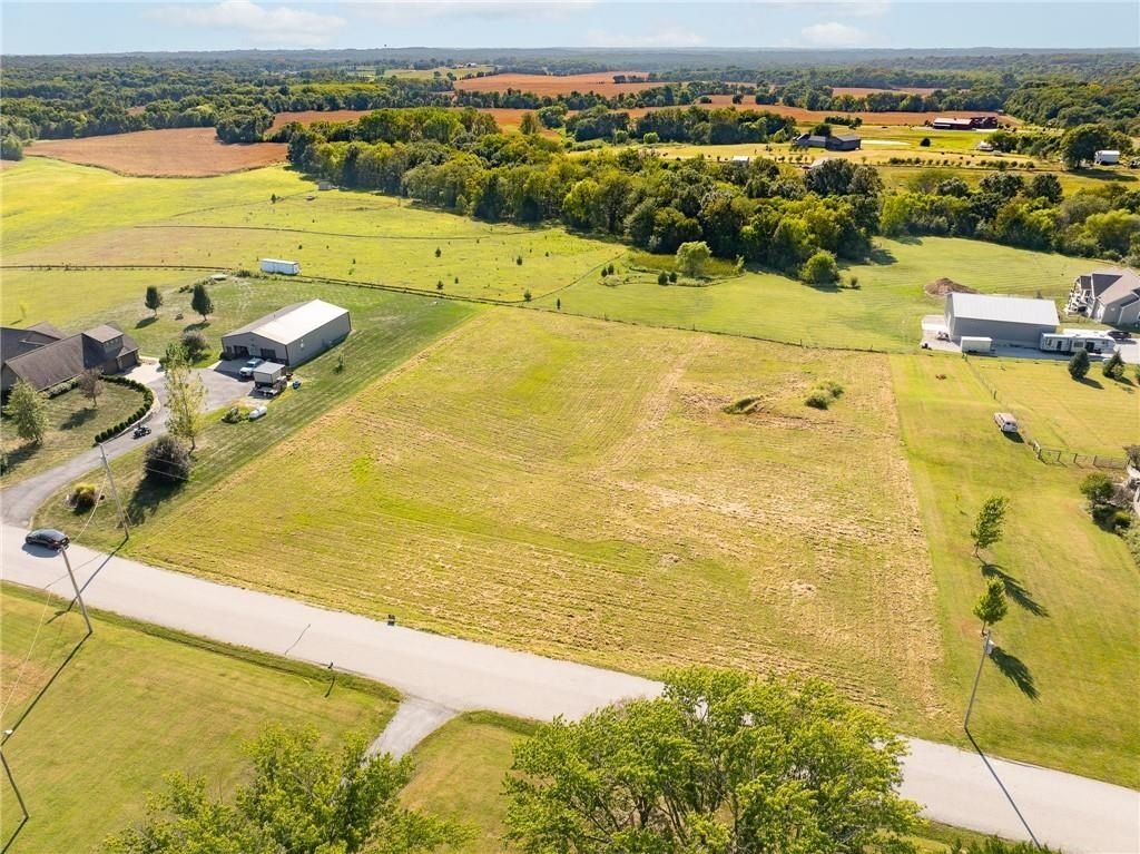 17090 Smith Road. Smithville, MO 64089