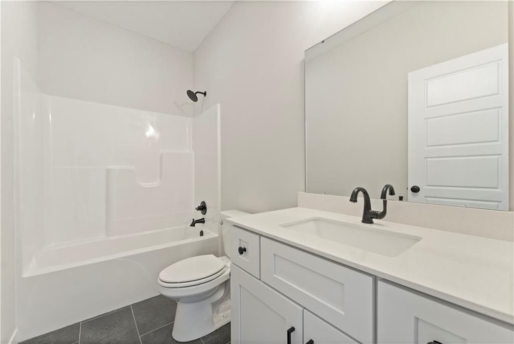1525 Portsmouth Lane. Raymore, MO 64083
