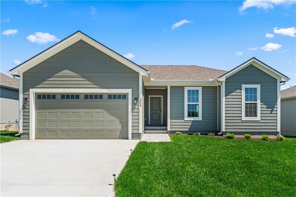 2009 Se Oak Ridge Drive. Oak Grove, MO 64075