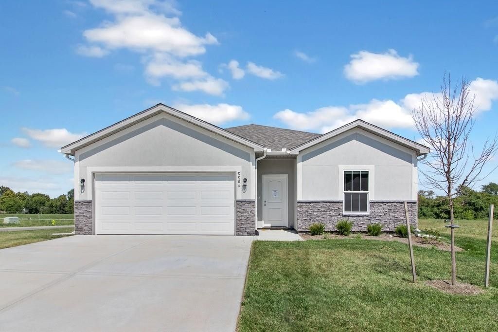 2106 Creek View Lane. Raymore, MO 64083