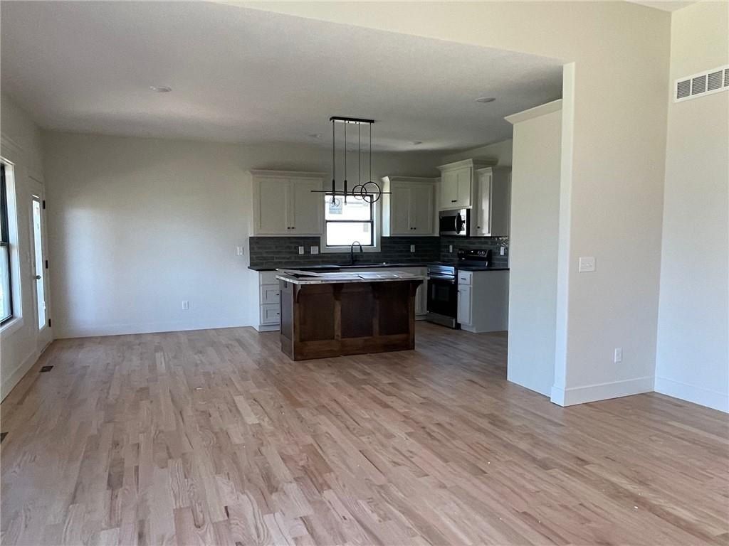 604 Blackhawke Drive. Smithville, MO 64089