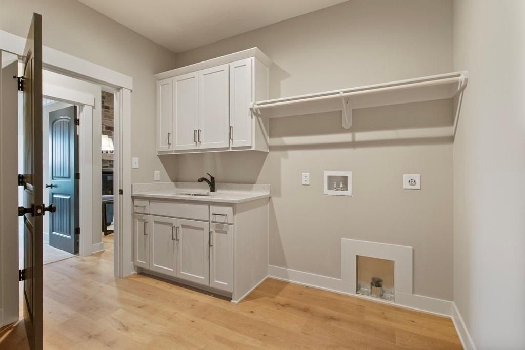 1809 Halls Creek Avenue. Raymore, MO 64083