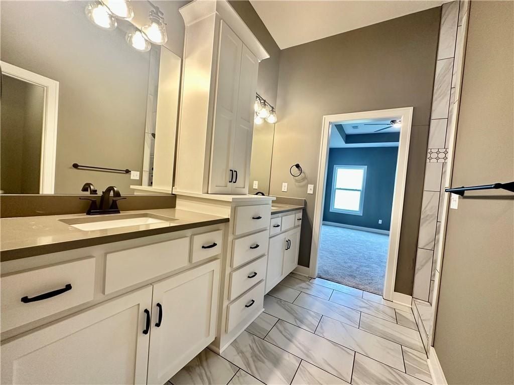 11805 E Ridgeview Court. Peculiar, MO 64078