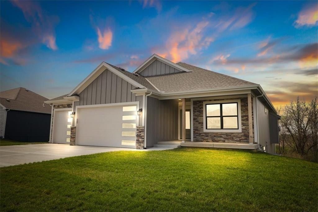 17506 Greyhawke Ridge. Smithville, MO 64089