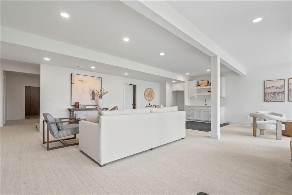 1816 Ne Lashbrook Circle. Lees Summit, MO 64086