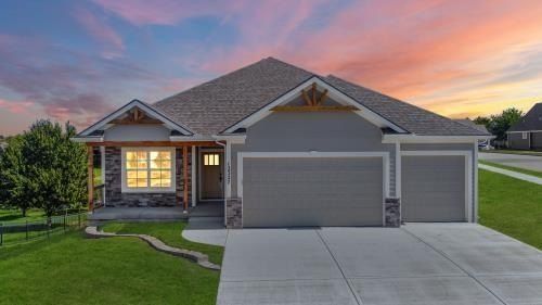 506 Blackhawke Drive. Smithville, MO 64089