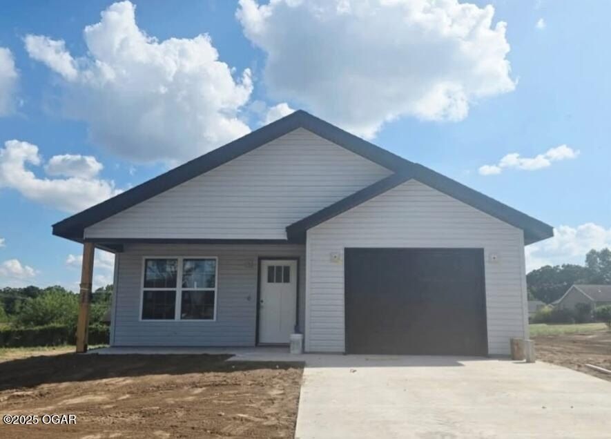 2004 Lakeview Street. Carthage, MO 64836