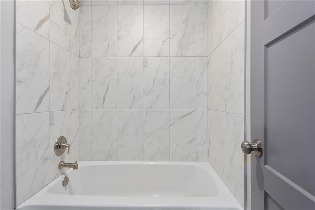 820 Se Partridge Lane. Blue Springs, MO 64014