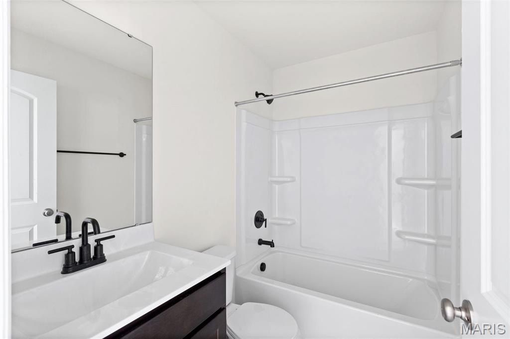 728 Courtshire Crossing. Truesdale, MO 63380