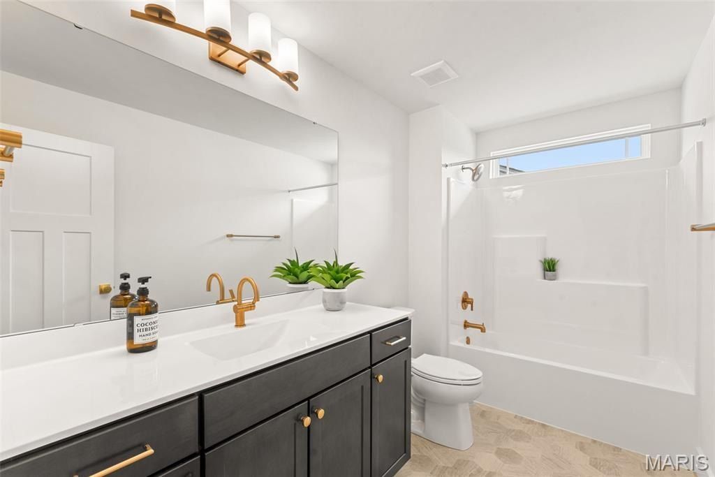 537 Ryehill Drive. St Peters, MO 63376